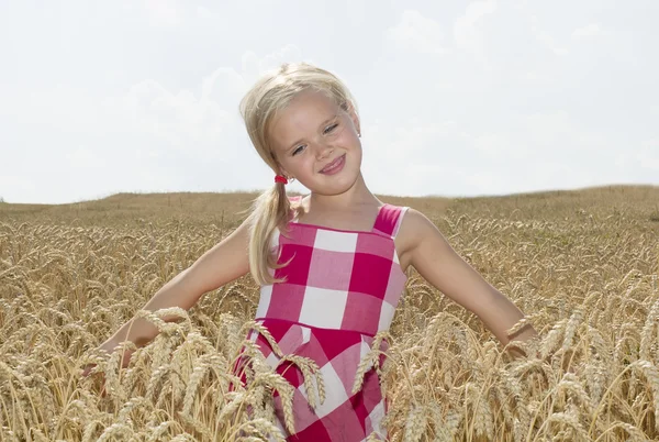 Mädchen schaut durch eine Form des Herzens — Stockfoto