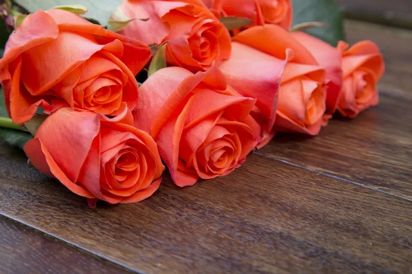 Róże na powierzchni drewnianych — Zdjęcie stockowe