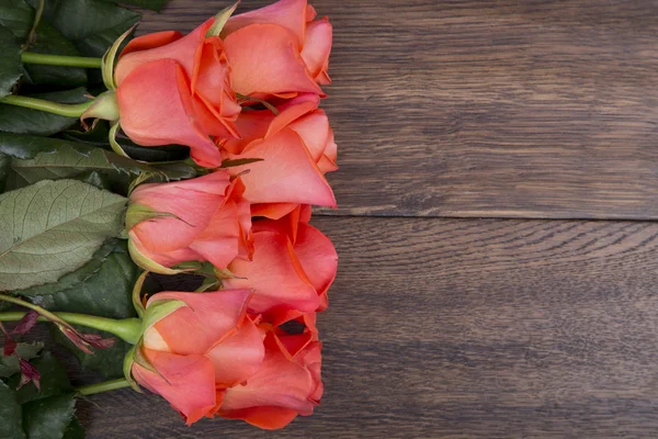 Róże na powierzchni drewnianych — Zdjęcie stockowe