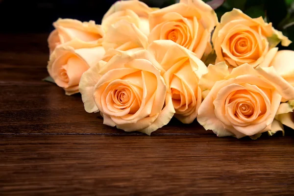 Rosen auf einer hölzernen Oberfläche lizenzfreie Stockfotos