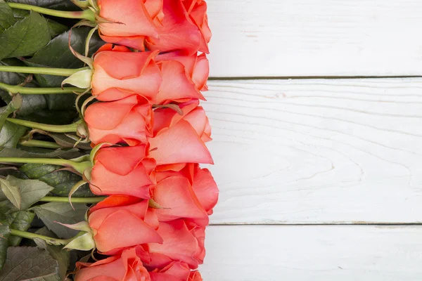 Rosas em uma superfície de madeira Imagens De Bancos De Imagens Sem Royalties