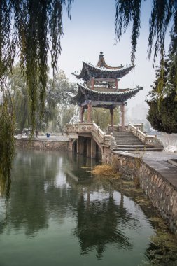 Hangzhou, Çin Batı Gölü üzerindeki gölgeli bower