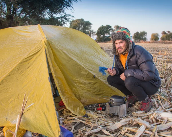 Wanderer im Sonnenaufgang mit Zelt — Stockfoto