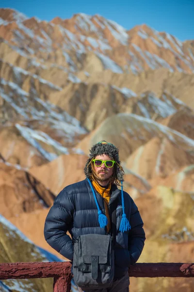 在砂岩峡谷徒步旅行的高级男性冬季 — 图库照片