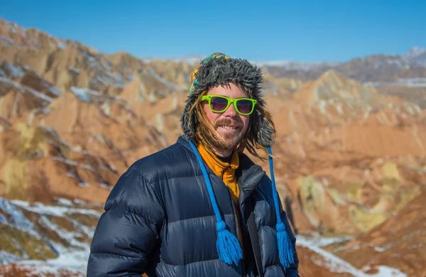 Escursioni maschili senior nel canyon di arenaria, inverno — Foto Stock