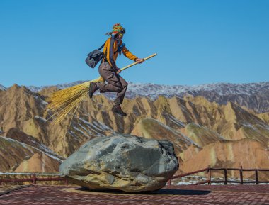 adam düşmüş bırak süpürme süpürge ile