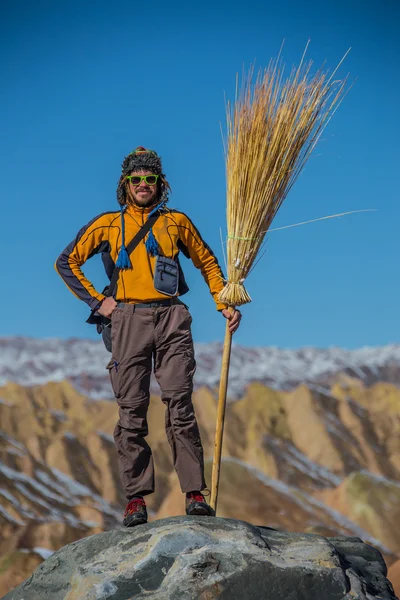 Homme avec balai balayage congé tombé — Photo