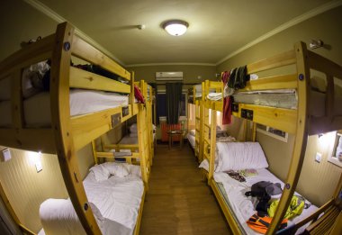 Üç düzeyli öğrenci yurdu yataklarında altı turist veya öğrenciler için hostel oda içinde