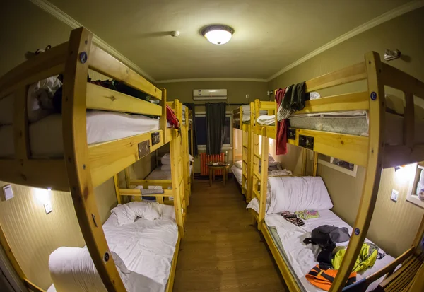 Üç düzeyli öğrenci yurdu yataklarında altı turist veya öğrenciler için hostel oda içinde — Stok fotoğraf