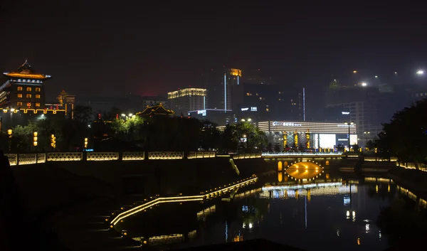 Iluminado famoso antigo Bell Tower à noite. China, Xian — Fotografia de Stock