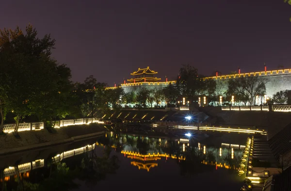Iluminado famoso campanario antiguo por la noche. China, Xian — Foto de Stock