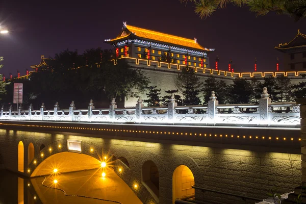 Iluminado famoso campanario antiguo por la noche. China, Xian — Foto de Stock