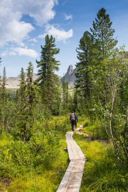 Dağlardaki bir iyi yolu insanların gitmek