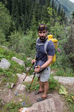 Adam harika manzara dağlarda yaz aylarında izlerken tepe üstünde