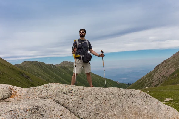 L'uomo in cima alla collina a guardare paesaggi meravigliosi in montagna durante l'estate — Foto Stock