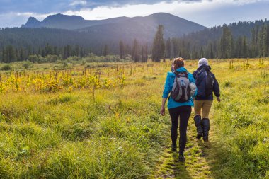 Dağlardaki bir iyi yolu insanların gitmek