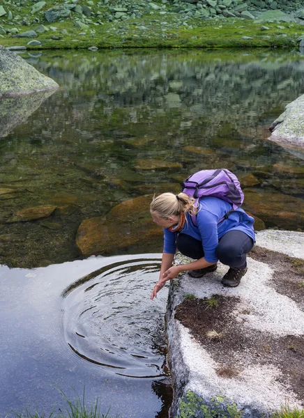 Jezero v nejkrásnější na světě Ergaki národní park — Stock fotografie