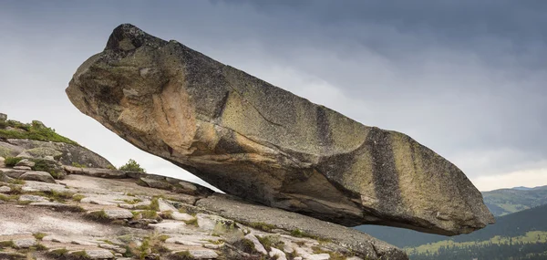 Meraviglia della natura. Pietra appesa Kjeragbolten — Foto Stock