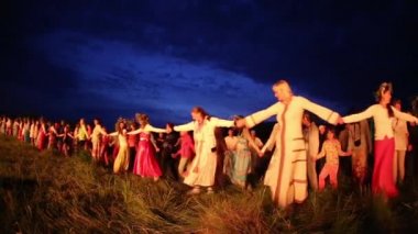 Cosmos Köyü, Almatı Eyaleti, Kazakistan - 16 Ağustos 2015: etnik müzik Forey Festivali, bir sürü insan bu tatil dinlenmek ve eğlenmek için toplar. Etnik açık hava konser, nerede birçok