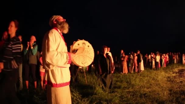 Cosmos Köyü, Almatı Eyaleti, Kazakistan - 16 Ağustos 2015: etnik müzik Forey Festivali, bir sürü insan bu tatil dinlenmek ve eğlenmek için toplar. Etnik açık hava konser, nerede birçok — Stok video