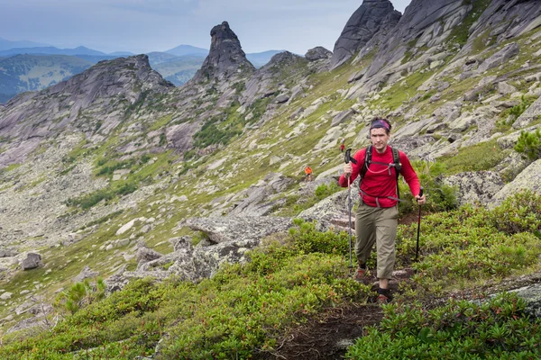 Man op de top heuvel kijken naar prachtige landschappen in de bergen tijdens de zomer — Stockfoto