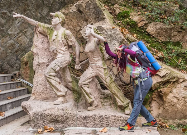 Young lady hiker with backpack walking in mountains — Stock Photo, Image