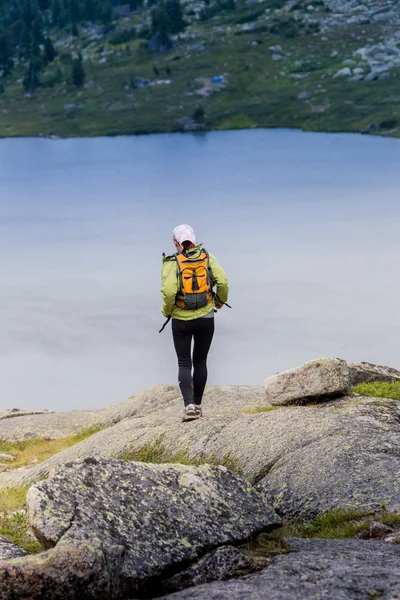 Trail Running Frau Langlauf in den Bergen an einem schönen Sommertag — Stockfoto