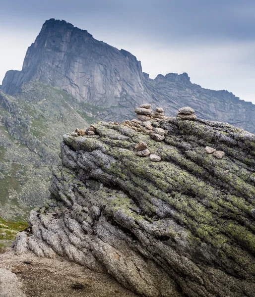 Tortul kumtaşı kaya katmanları. — Stok fotoğraf