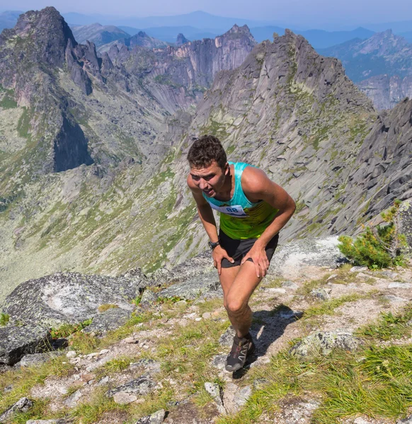 Trail runner, uomo e successo in montagna — Foto Stock