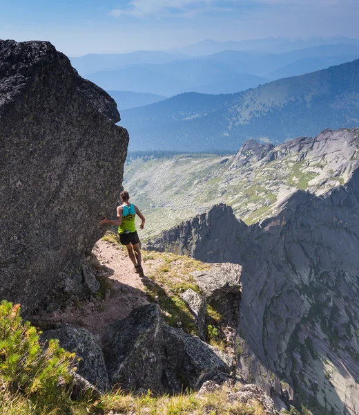 Trail runner, homme et succès en montagne — Photo
