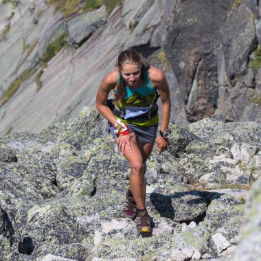 Genç kadın bir kuru dağ yolu üzerinde çalışan.