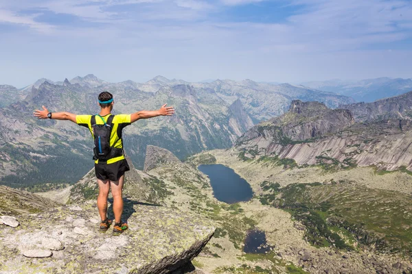Homme au sommet de la colline regardant des paysages merveilleux dans les montagnes pendant l'été — Photo