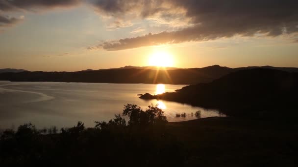 Timelapse złoty zachód słońca nad jeziorem Muskoka. — Wideo stockowe
