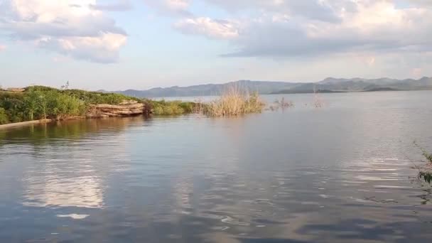 Salida del sol en el lago, salida del sol sobre el río — Vídeo de stock