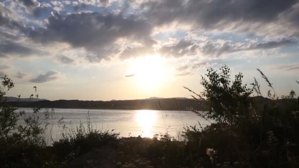 Timelapse av gyllene solnedgång över sjön Muskoka. — Stockvideo