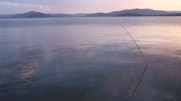 Zonsopgang op het meer, zonsopgang boven de rivier — Stockvideo