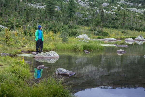 Man on mountains lake — Stock Photo, Image