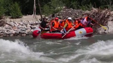 Altı kişi beyaz su rafting, Grup