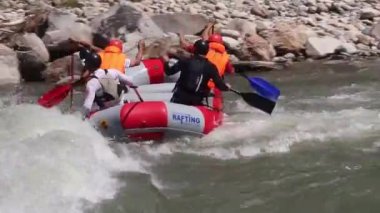 Altı kişi beyaz su rafting, Grup