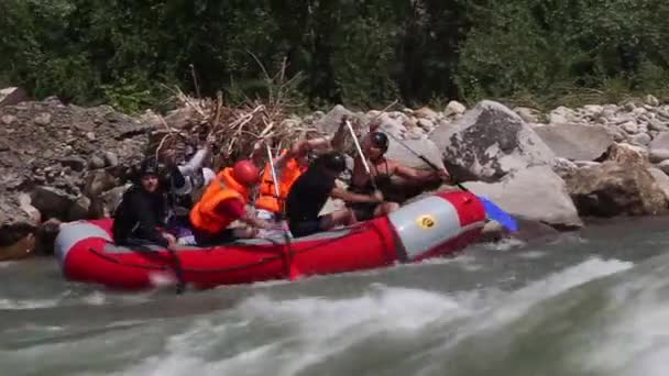 Groep van zes mensen white water rafting — Stockvideo