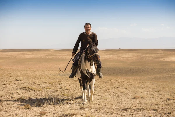 Normal steppe groom, who is tending the horses in Kazakhstan — Stock Photo, Image