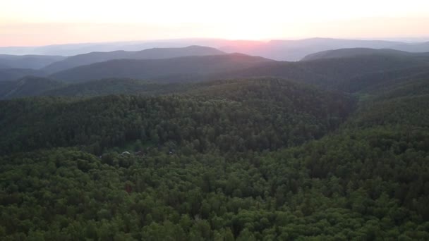 Hermosa puesta de sol sobre el bosque en el parque Pilares de Krasnoyarsk — Vídeos de Stock