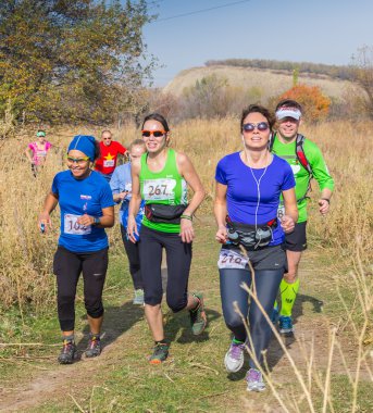 Almatı, Almatı District, Kazakistan-10 Ekim 2015: Kız yarışmaya harika güneşli bir günde, Alatau tren 2016, çalıştırmak ve ulusal çalıştıran rekabet iz doğası üzerinde çalışır