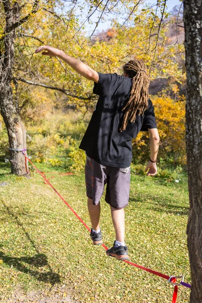 ALMATY, ALMATY DISTRICT, KAZAKHSTAN-10 OCTOBRE 2015 : Les hommes dans la nature sont prêts à prendre part au parcours de compétition Alatau Train Run 2016, dans la réserve nationale des lacs Yunats parmi les lacs dorés — Photo