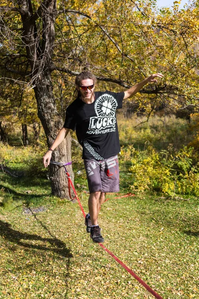 ALMATY, ALMATY DISTRICT, KAZAKHSTAN-10 DE OCTUBRE DE 2015: Los hombres en la naturaleza están preparados para participar en la ruta de competición que corre Alatau Train Run 2016, en la reserva nacional de Yunats Lakes entre los dorados — Foto de Stock