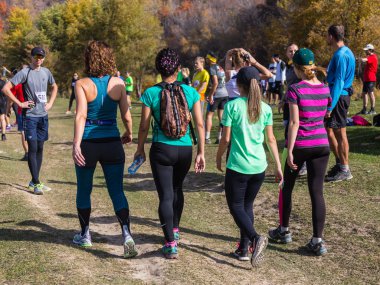 Almatı, Almatı District, Kazakistan-10 Ekim 2015: Kız yarışmaya harika güneşli bir günde, Alatau tren 2016, çalıştırmak ve ulusal çalıştıran rekabet iz doğası üzerinde çalışır