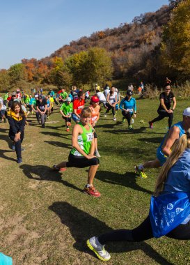 Almatı, Almatı District, Kazakistan-10 Ekim 2015: Rekabet bir spor olayı katılan insanların büyük bir grup iz çalışan Alatau tren çalıştırmak 2016, ulusal rezerv Yunats