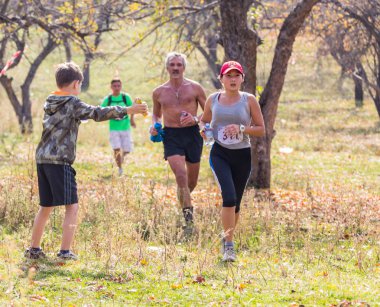 Almatı, Almatı District, Kazakistan-10 Ekim 2015: Güzel çift, Alatau tren 2016 çalıştırmak, ulusal rezerv Yunats çalışan rekabet iz'çalışması yarışmalarda yer aldığı