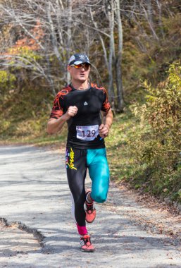 Almatı Almatı District, Kazakistan-10 Ekim 2015: eğlence için çalışan adam ve ulusal rezerv Yunats göllerde Alatau tren 2016 çalıştırmak, çalışan rekabet izinde bir spor olayı katılmak