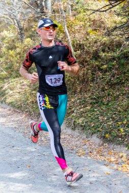 Almatı Almatı District, Kazakistan-10 Ekim 2015: eğlence için çalışan adam ve ulusal rezerv Yunats göllerde Alatau tren 2016 çalıştırmak, çalışan rekabet izinde bir spor olayı katılmak